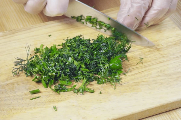 Зелень мелко нарезать