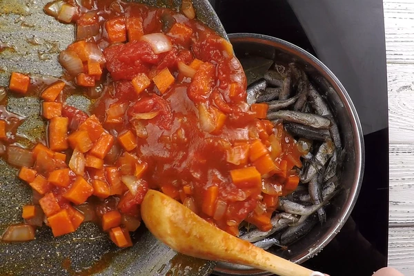 Сверху опять заправку, рыбу, специи, остатки заправки. 