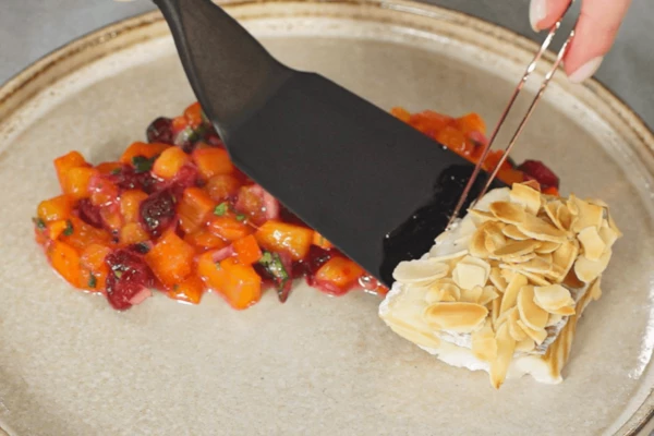 На тарелку для подачи выложить готовую сальсу, рядом треску.