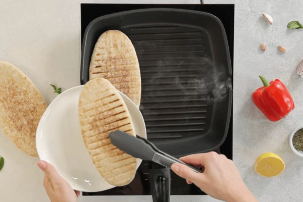 Питу разморозить, обжарить на гриле без масла.
