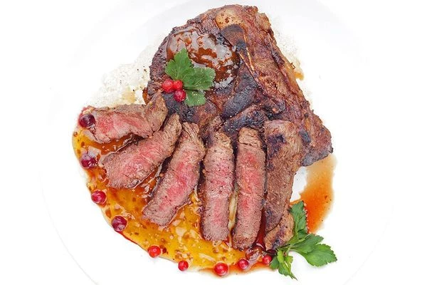 Подайте оленину с кисло-сладким соусом, украсьте зеленью.