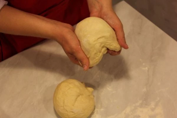 Приготовить тесто: в глубокой чашке взбить 1 яйцо с сахаром. Затем добавить теплую воду, масло растительное, просеянную муку (1,5 ст.) и дрожжи, замесить плотное тесто.