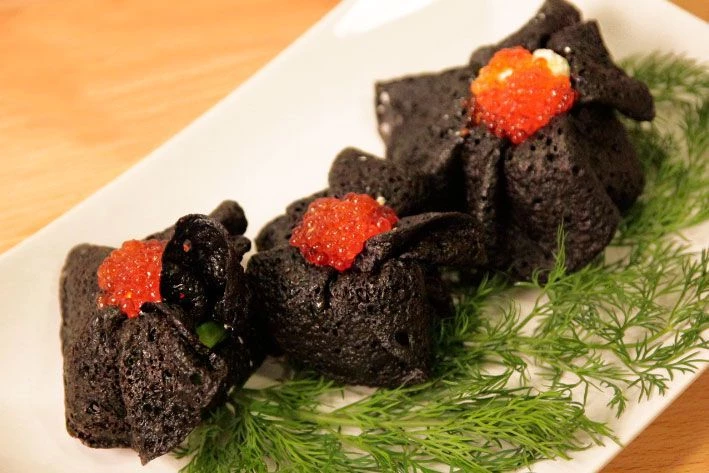 Черные дрожжевые блинчики