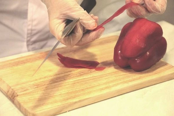 Подавайте с ореховым соусом, украсив дольками лимона и тонкой стружкой красного болгарского перца.