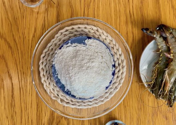 Добавить просеянную муку. 