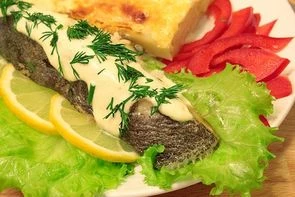 Стейк палтуса с гратеном из картофеля