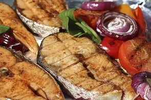 Стейк лосося на  углях