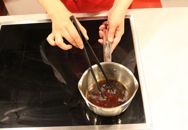 Приготовьте соус пад тай: смешайте в кастрюльке соевый соус, соус шрирача, сок лайма, масло оливковое, сахар и рыбный соус. Доведите до кипения, помешивая до растворения сахара, снимите с огня.