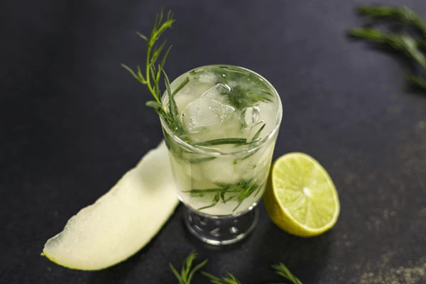 Оформить свежим тархуном.