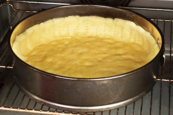 Поставить в разогретую до 180-200С духовку примерно на 10 минут.