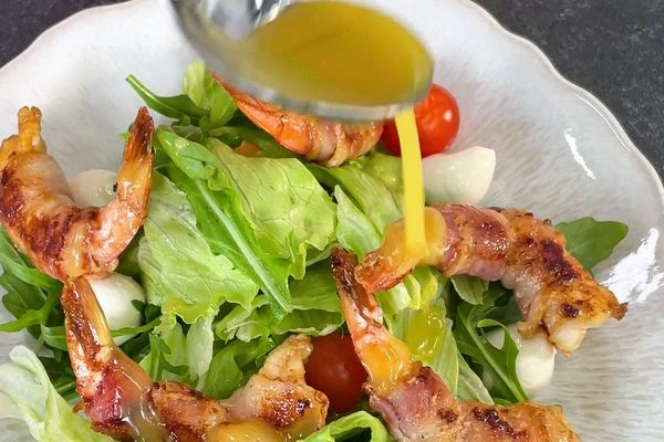 Сверху выложить обжаренные креветки и полить соусом. 