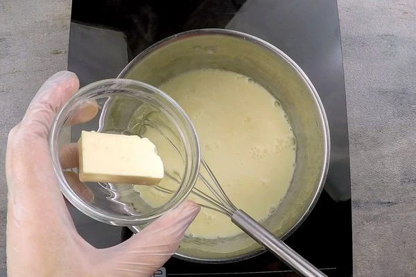 Приготовить карамель: сахар с водой проварить на среднем огне до янтарного цвета, добавить соль, затем убавить огонь до слабого и быстро влить теплые сливки, интенсивно перемешивая венчиком, чтобы сахар не успел схватиться. Добавить сливочное масло, проварить на среднем огне до однородной массы по консистенции как густая сметана.