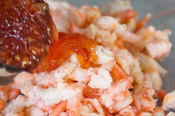 Креветки разморозить на нижней полке холодильника, очистить, соединить со сладким чили.
