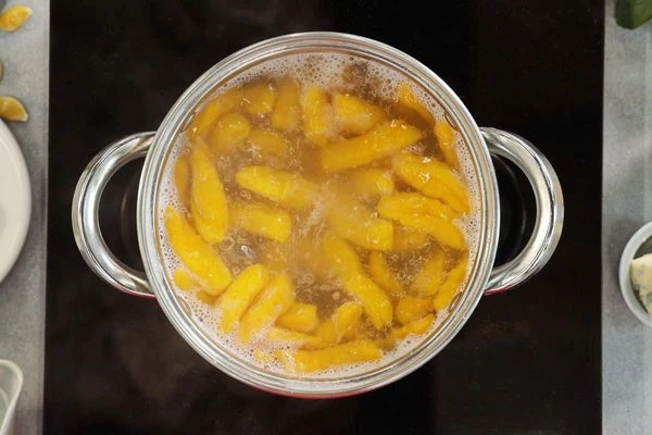  Отварить ньокки в кипящей подсоленной воде в течение 3 - 4 минут.