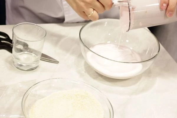 Получившуюся густую яично-сахарную массу подкрасьте пищевыми красителями по желанию.