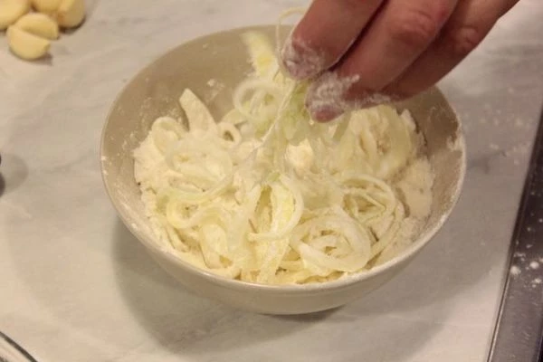 Лук нарезать колечками, посыпать солью, оставить на 10 минут.