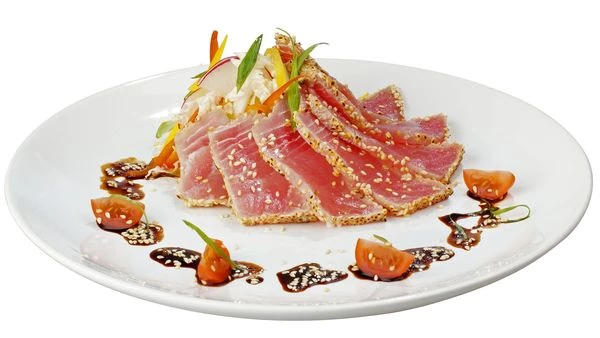 Украсить по кругу соусом и дольками помидоров.