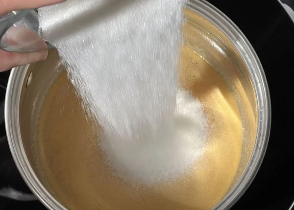 Процедить сок в сотейник. Добавить сахар и варить, пока сахар полностью не растворится.  