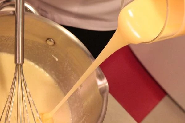 В сотейник влить 1/2 стакана сливок, довести до кипения, затем добавить лаймово-желатиновую смесь и снять с огня. Добавить разломанный на кусочки белый шоколад и размешать венчиком до однородной консистенции.