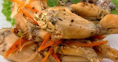 Лягушачьи бедрышки, тушеные в вине