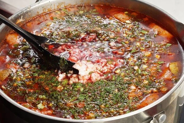 Добавить в борщ, накрыть крышкой и дать настояться в теплом месте 10-15 минут.