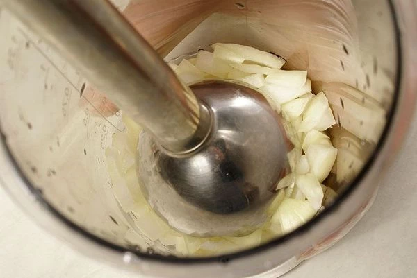 Приготовить томатный соус: в блендере пробить нарезанный репчатый лук.