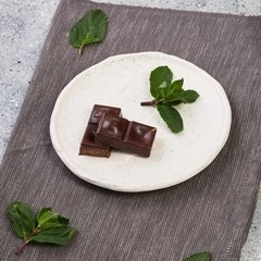 Шоколад горький 59% без сахара с вишней и миндалем Пища богов 30г