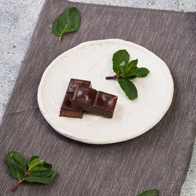 Шоколад горький 59% без сахара с вишней и миндалем Пища богов 30г-1}