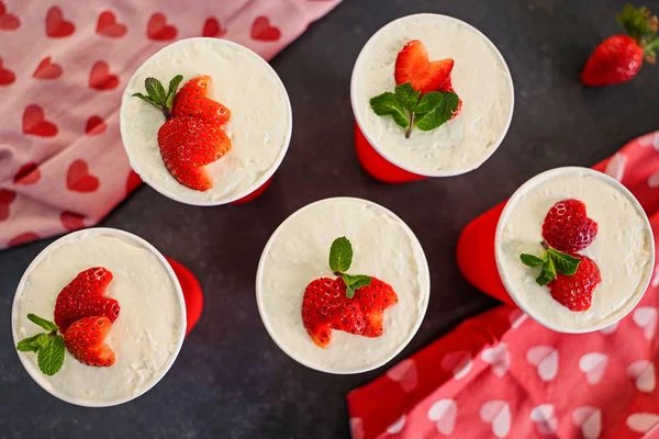 Оформить мятой. Поставить в холодильник на 1 час. Приятного аппетита!