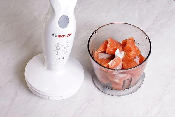 Рыбу разморозить естественным способом на нижней полке холодильника. Нарезать на  крупные кубики. По отдельности измельчить в блендере красную и белую рыбу.