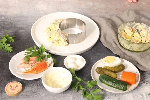 Выкладывайте на тарелку для подачи с помощью кольца. 