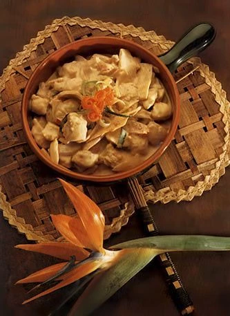 Красное кари из курицы (Гаенг пед гай)