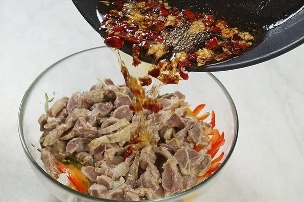 Залить овощи и желудки горячим маслом. Хорошо перемешать. Дать настояться в холодильнике 30 минут. Можно заправить по вкусу соевым соусом.