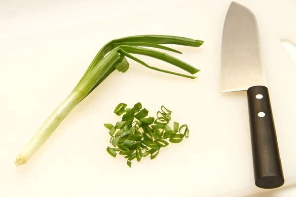 Перья лука нарежьте тонкими колечками.