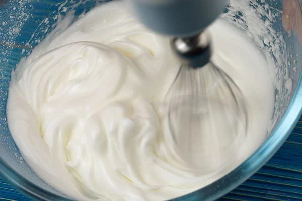 Взбивать до появления рисунка на поверхности белка.