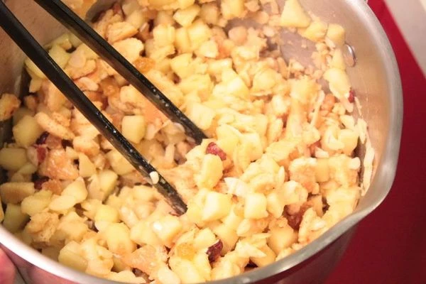 Смешать в чашке обжаренные яблоки, изюм, бисквит небольшими кусочками, лепестки миндаля, хорошо все перемешать. По вкусу можно добавить корицу молотую 1/2 ч.л.