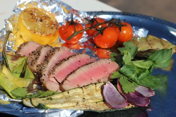  Разрезать острым ножом на тонкие пластики. Украсить овощами гриль.