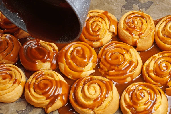 Готовые Синнабоны залить сливочной карамелью и дать остыть до комнатной температуры.