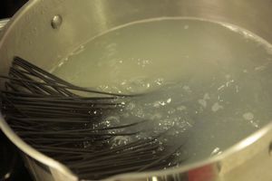 Спагетти с чернилами каракатицы отварить в большом количестве кипящей подсоленной воде примерно 10 минут. (см инструкцию на упаковке). Выложить в чашку и сбрызнуть оливковым маслом.