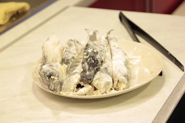 Обвалять тушки в муке. 