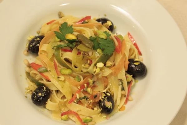 Выложить в тарелку, украсить половинками фисташек.