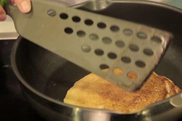  Дать постоять 5-10 минут и выпекать блинчики на разогретой, смазанной растительным маслом сковороде.