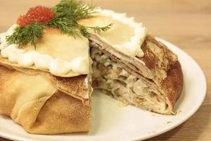 Сверху еще раз смазываем сметаной, Укладываем отложенные блины сверху. Слегка сбрызгиваем растительным маслом. Ставим в разогретую до 200С духовку, прикрыв фольгой, чтобы блины не подгорели. Запекаем 15-20 минут. Готовый курник украшаем икрой, сметаной и зеленью.