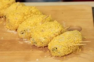 На пласты рыбы выложить начинку, свернуть рулетом, заколоть по шву зубочисткой. Затем каждый рулетик обвалять в муке, потом в яичной смеси и в конце в панировке темпурной.