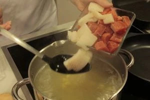 В готовый кипящий бульон добавить картофель, варить до полу готовности.Затем добавить кусочки рыбы и обжаренные на оливковом масле овощи. Варить еще примерно 5 минут.