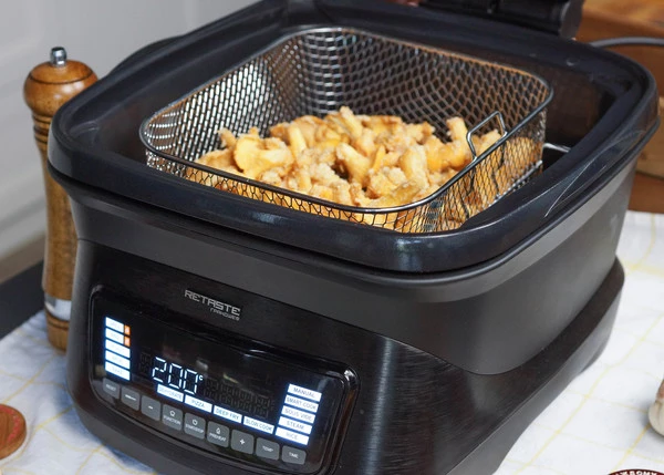 В аэрогриле включить режим Air crisp - «с хрустящей корочкой»  200 градусов 10 минут. Дать разогреться. Выложить грибы на сетку, закрыть крышку. 