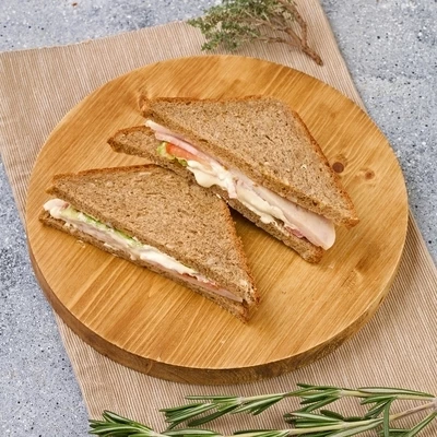 Бутерброд с курицей и беконом Деликатеска 180г-1}