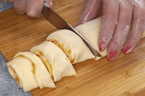 Закрутить в рулет, нарезать "булочки" толщиной примерно 3 см.