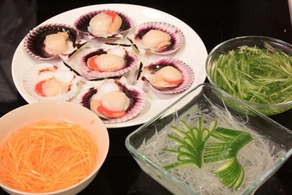 Огурцы, дайкон и морковь нарезать очень тонкой соломкой, опустить на 5 минут в ледяную воду.