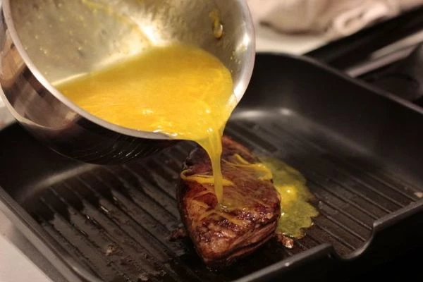 Влить соус и подержать под крышкой 3-5 минут. Снять с огня. 